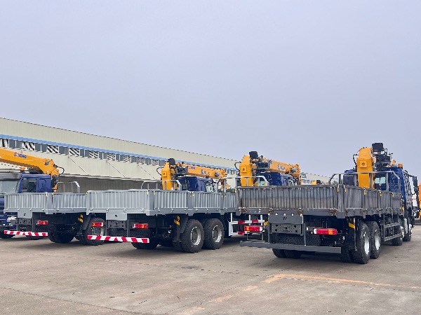 中國重汽豪沃TX系列8X4隨車起重運(yùn)輸車|配徐工20噸G型SQS500-5隨車吊批量出口海外市場(chǎng)|華威馳樂牌SGZ5310JSQZZ6T5隨車起重運(yùn)輸車