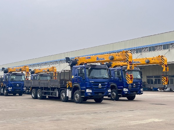 中國重汽豪沃TX系列8X4隨車起重運(yùn)輸車|配徐工20噸G型SQS500-5隨車吊批量出口海外市場(chǎng)|華威馳樂牌SGZ5310JSQZZ6T5隨車起重運(yùn)輸車